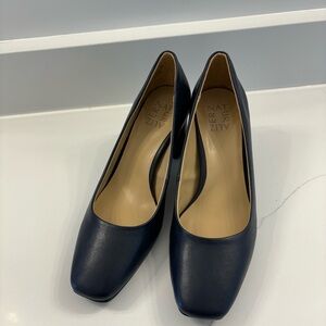 Naturalizer navy heels size 8